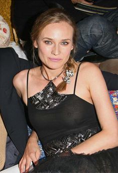 Засвет груди Дайан Крюгер на показе Chanel Metiers d'Art