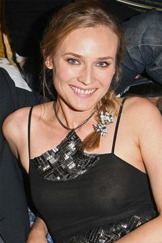 Засвет груди Дайан Крюгер на показе Chanel Metiers d'Art