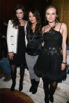 Засвет груди Дайан Крюгер на показе Chanel Metiers d'Art