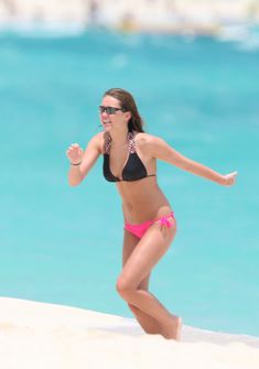 Привлекательная Майли Сайрус в бикини на Багамских островах фото #24