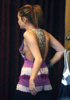 Грудь Майли Сайрус во время шопинга фото #1