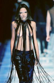 Голая грудь Джейми Кинг на показе Alexander McQueen фото #1