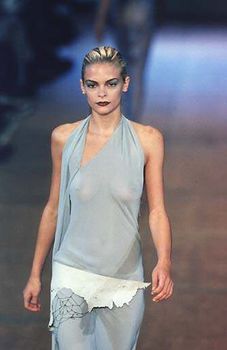 Засветы Джейми Кинг на подиуме фото #2