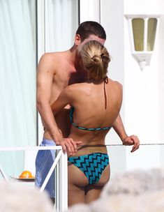 Красотка Джессика Харт загорает топлесс в отеле Eden Roc фото #10