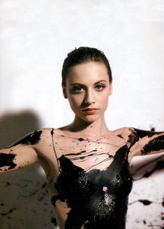 Сексуальная Мишель Хеннер снялась топлесс в журнале FHM фото #2