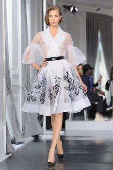 Карли Клосс засветила соски на показе Christian Dior фото #1