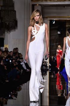 У Карли Клосс вылез сосок на показе Versace фото #8