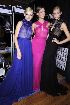 Карли Клосс в прозрачном платье фото #3