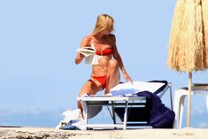 Секси Клэр Дэйнс в красном бикини на острове Искья фото #3