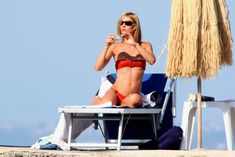 Секси Клэр Дэйнс в красном бикини на острове Искья фото #5