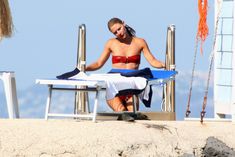 Секси Клэр Дэйнс в красном бикини на острове Искья фото #8