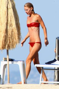Секси Клэр Дэйнс в красном бикини на острове Искья фото #9