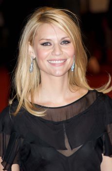 Клэр Дэйнс без бюстгальтера на премьере фильма «Я и Орсон Уэллс» фото #2