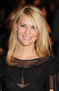 Клэр Дэйнс без бюстгальтера на премьере фильма «Я и Орсон Уэллс» фото #7