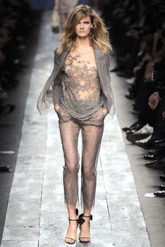 Засвет Констанс Яблонски на показе Valentino фото #1