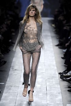 Засвет Констанс Яблонски на показе Valentino фото #2