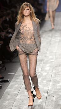 Засвет Констанс Яблонски на показе Valentino фото #4