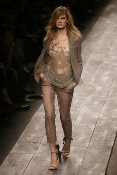 Засвет Констанс Яблонски на показе Valentino фото #5