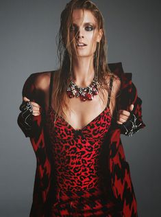 Констанс Яблонски обнажила грудь для журнала Numero