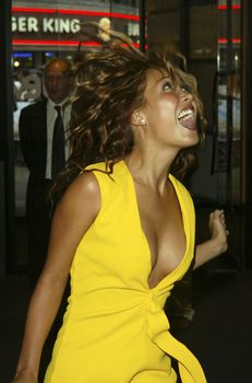 Сочная грудь Майлин Класс на премьере фильма «Вокруг света за 80 дней» фото #6