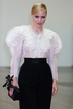 Соски Мелиссы Джордж на благотворительном мероприятии Convivio фото #8