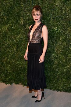 Голая грудь Мелисса Джордж на церемонии вручении премии CFDA/Vogue Fashion Fund Awards фото #3