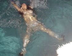 Мишель Родригес топлесс во время отдыха в баре Sky Bar фото #2