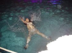 Мишель Родригес топлесс во время отдыха в баре Sky Bar фото #3