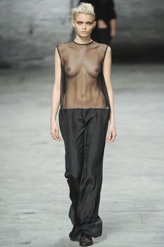 Обнаженная Эбби Ли Кершоу на показе Haider Ackerman фото #2