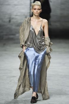 Обнаженная Эбби Ли Кершоу на показе Haider Ackerman фото #3