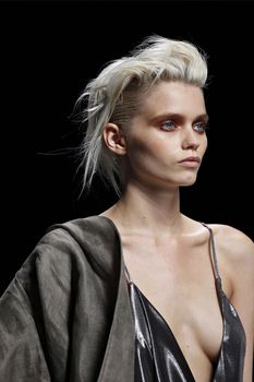 Обнаженная Эбби Ли Кершоу на показе Haider Ackerman фото #4