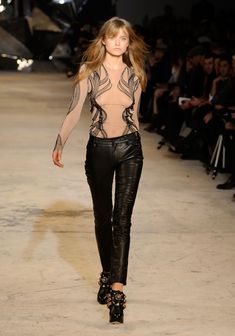 Эбби Ли Кершоу засветила грудь на показе Diesel Black Gold фото #1