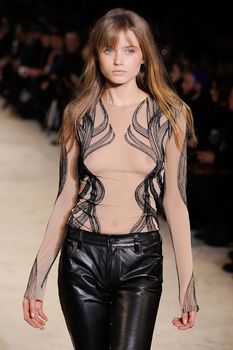 Эбби Ли Кершоу засветила грудь на показе Diesel Black Gold фото #2