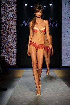 Эбби Ли Кершоу в прозрачном белье фото #1