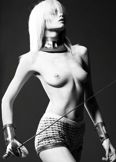 Проколотый сосок Эбби Ли Кершоу в журнале Numero фото #1