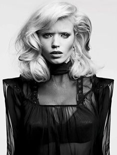 Эбби Ли Кершоу показала голые сиськи в журнале Vogue фото #4