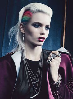 Упругая голая грудь Эбби Ли Кершоу в журнале W фото #1