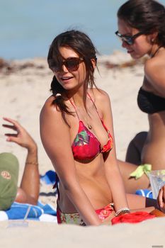 Аппетитная попка Нины Добрев в Майами фото #15