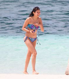 Соблазнительная Нина Добрев в бикини на островах Теркс и Кайкос фото #5