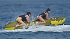 Нина Добрев купается в розовом бикини в Сен-Тропе фото #1