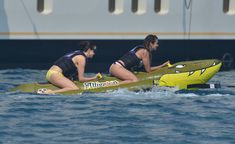 Нина Добрев купается в розовом бикини в Сен-Тропе фото #2