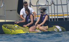 Нина Добрев купается в розовом бикини в Сен-Тропе фото #3