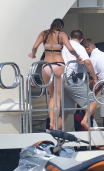 Нина Добрев купается в розовом бикини в Сен-Тропе фото #7