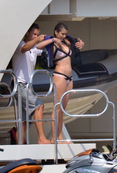 Нина Добрев купается в розовом бикини в Сен-Тропе фото #8