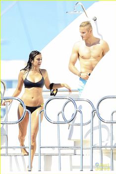 Нина Добрев в возбуждающем купальнике на яхте фото #2