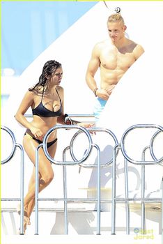 Нина Добрев в возбуждающем купальнике на яхте фото #3