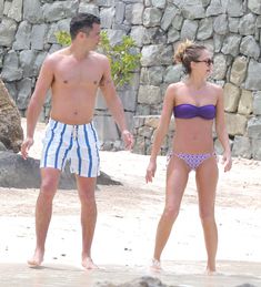 Сексуальная Джессика Альба отдыхает на пляже