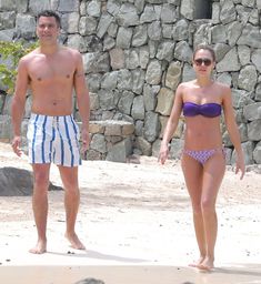 Сексуальная Джессика Альба отдыхает на пляже