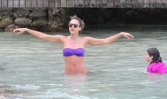 Сексуальная Джессика Альба отдыхает на пляже