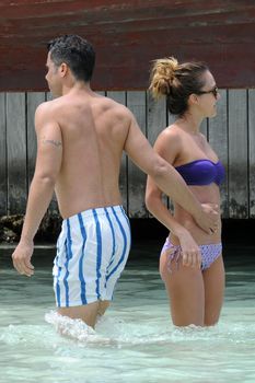 Сексуальная Джессика Альба отдыхает на пляже